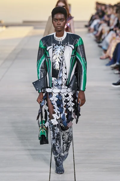 Look 19